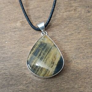 Elegant Brown Pendant Necklace